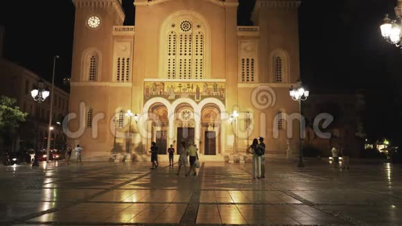 雅典大教堂的夜间倾斜镜头视频的预览图