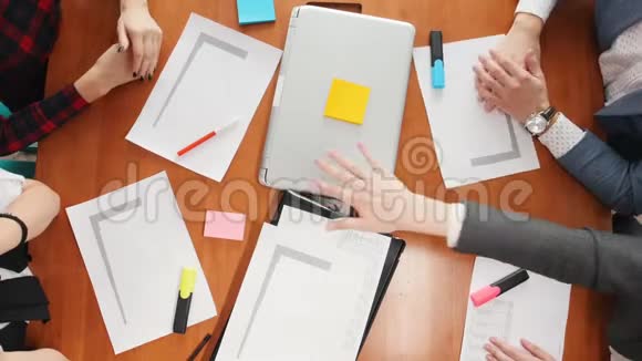 商业概念一个团结的工作小组把他们的手放在一起视频的预览图
