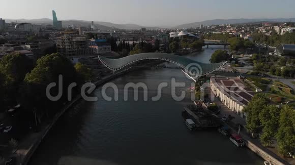 对格鲁吉亚第比利斯市中心的空中射击和平桥照相机飞到桥上视频的预览图