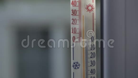 附着在房间外窗户上的水银温度计显示温度为30摄氏度视频的预览图