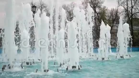 小镇中心有几条高高的喷泉游泳池的蓝色水晴天市中心天气温暖视频的预览图