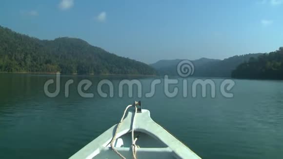 九龙铁门哥湖畔的嘉明游船视频的预览图