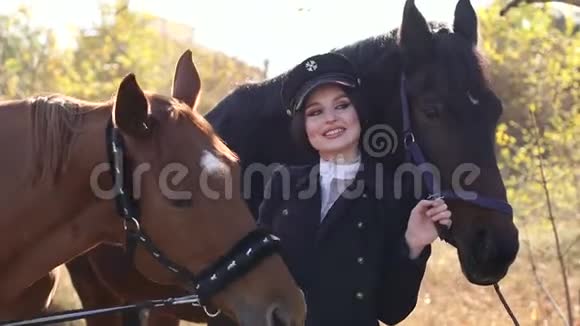 职业模特在秋天森林的背景下摆着两匹马视频的预览图