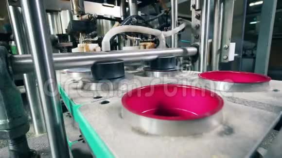 塑料容器被箔片覆盖食品工厂设备视频的预览图