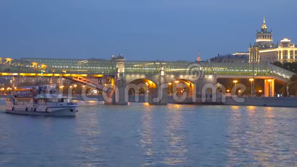晚上船在河上驶过大桥和建筑物视频的预览图