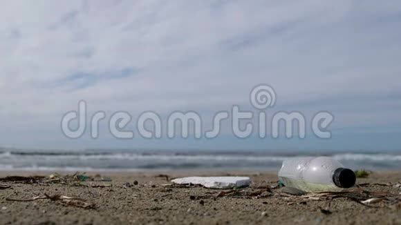 海洋海滩塑料瓶波浪运动背景模糊行星保存4k视频的预览图