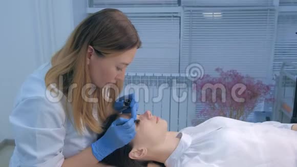 美容师在睫毛上涂上油漆提起睫毛程序视频的预览图