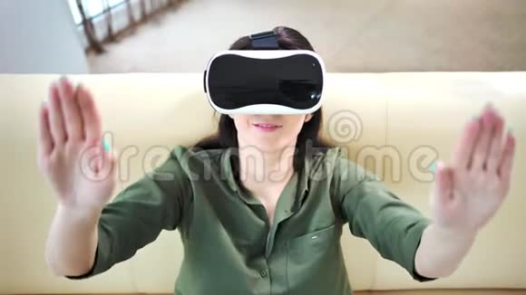 玩游戏的女人戴着现代虚拟现实眼镜用手摸东西视频的预览图