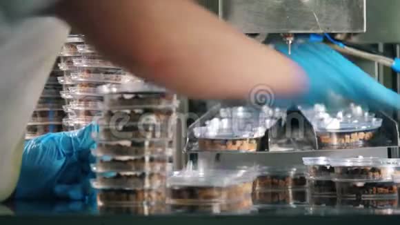 工厂员工用面包屑堆放塑料板视频的预览图