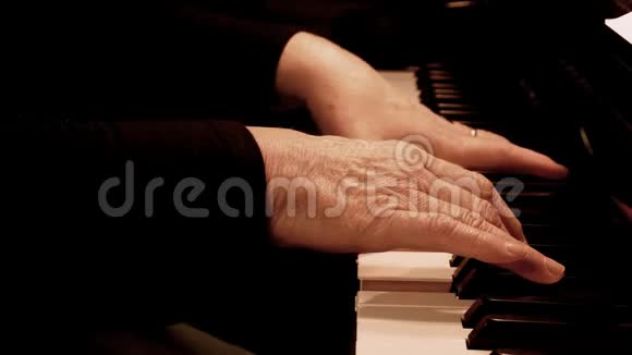 老妇人手在弹钢琴特写侧视老人手和手指放歌视频的预览图