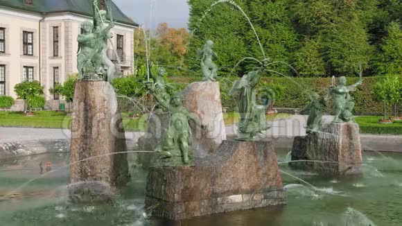 喷泉配绿色巴洛克雕像一连串的水流慢动作特写视频的预览图