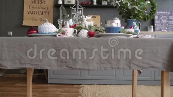 一张装饰的圣诞餐桌背景是香槟杯和圣诞树视频的预览图