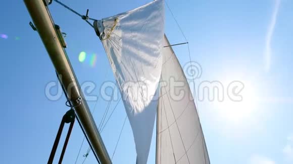 白帆对蓝天和太阳视频的预览图