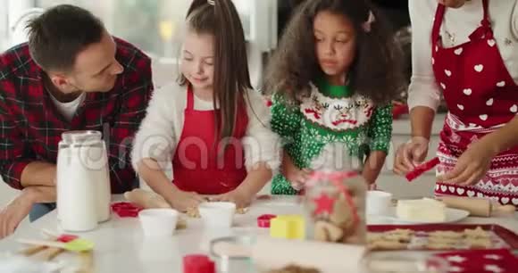 一家人在厨房准备圣诞饼干视频的预览图
