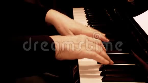老妇人手在弹钢琴特写侧视老人手和手指放歌视频的预览图