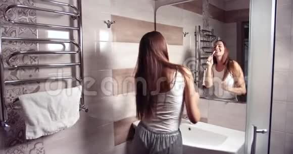 女人在浴室清洁牙齿视频的预览图