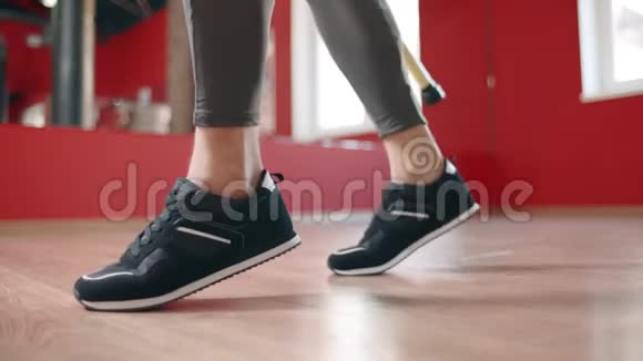 在健身俱乐部的健身训练中在运动鞋中特写男腿视频的预览图
