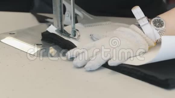 工人使用电动织物切割机视频的预览图