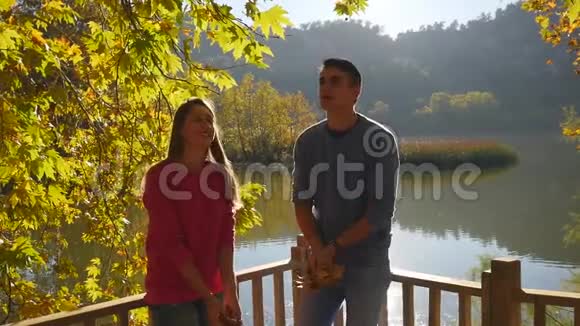快乐的年轻夫妇抛出叶子视频的预览图