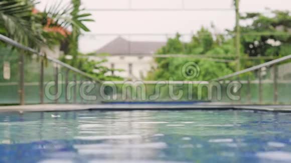 泳池水特写热带的酒店游泳池豪华酒店游泳池视频的预览图