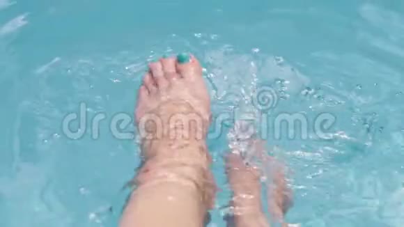 一个女孩的腿在游泳池附近特写镜头视频的预览图