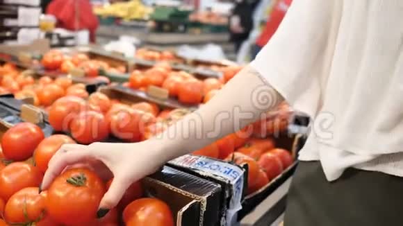 女子水果蔬菜超市市场视频的预览图