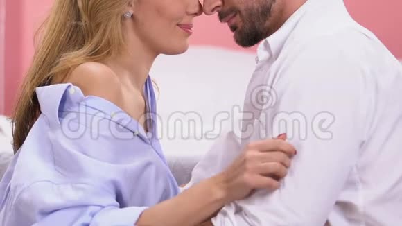 女人温柔地抚摸着男人的手卧室里的亲密和诱惑视频的预览图