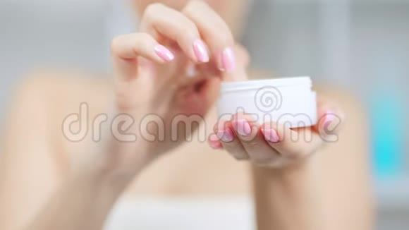 用白色护肤化妆品乳霜特写女性手握Jag视频的预览图