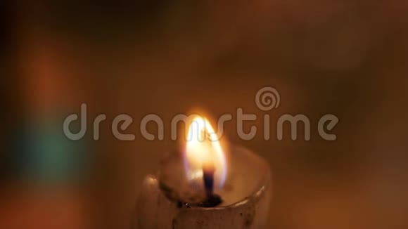 蜡烛在温暖的梦幻色调中燃烧视频的预览图