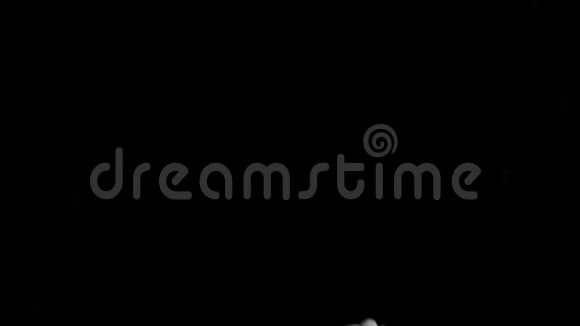 一个人手的卡西亚白色连接在黑色上并在阿尔帕贝特标牌的ASLAMERICAN标牌视频的预览图