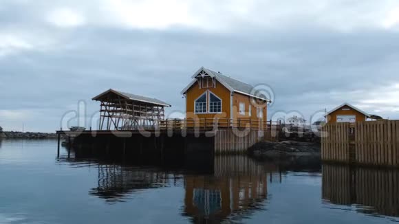 挪威最古老的渔夫村之一努斯峡湾的黄色木制罗布屋挪威洛福滕群岛视频的预览图