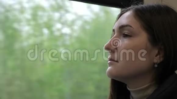 火车上的女人她坐着望着窗外视频的预览图