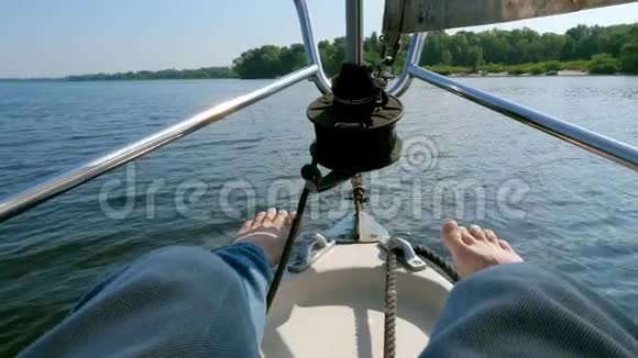 夏日休闲一个男人坐在帆船上视频的预览图