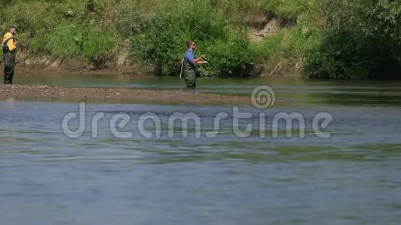 两人拿着鱼竿抛着花车渔民在河上捕鱼视频的预览图
