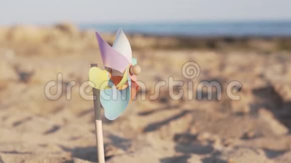 圆形彩色塑料风车吹风风车视频的预览图