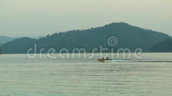 Temenggor湖森林景观和摩托艇帆船视频的预览图