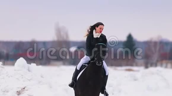 冬天的时候一个在村子里骑着马的红口红女人视频的预览图