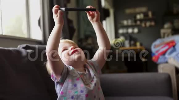 幼儿用智能手机看电影视频的预览图