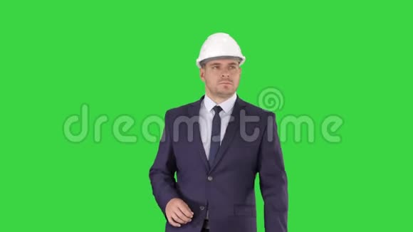 职业建筑师正在行走拿着蓝图这个人戴着头盔在绿色屏幕上铬钥匙视频的预览图