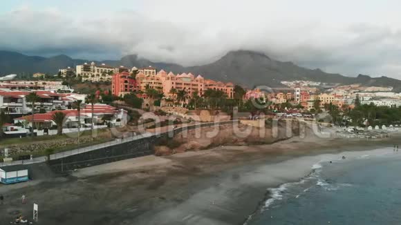 西班牙特内里费岛日落时西班牙小镇的俯视图视频的预览图