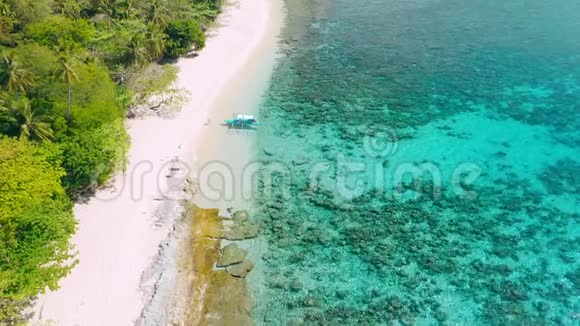 空中观景在热带沙滩上第一艘旅游的班卡船直升机岛ElNido巴拉望菲律宾蓝色视频的预览图