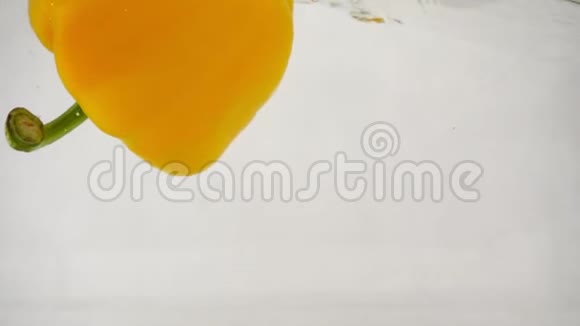 五颜六色的甜椒漂浮在白色背景的水面上视频的预览图