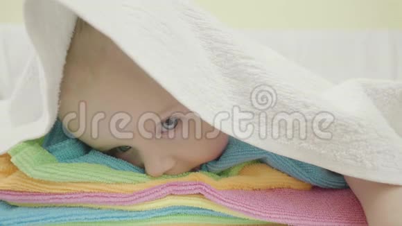 婴儿在毛巾之间缓慢移动视频的预览图