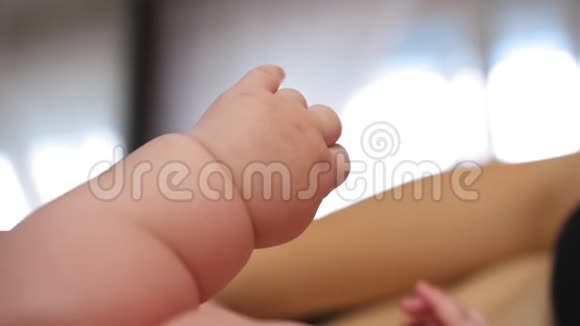 胖乎乎的婴儿手指婴儿手近距离射击视频的预览图