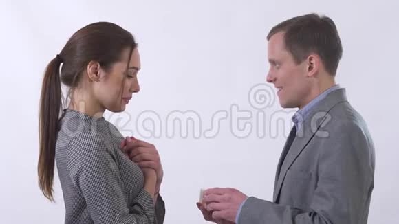 真正的男人穿灰色西装的肖像给女人特写小盒子男人把求婚与白人隔离视频的预览图