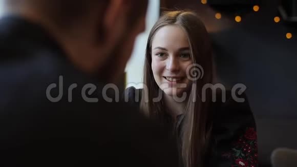 一张快乐少女的特写照片她一边喝着咖啡一边坐在视频的预览图