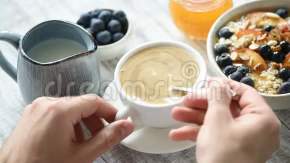 用勺子把咖啡和奶油混合视频的预览图