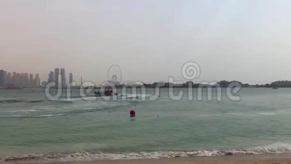 迪拜城市海滩和天际线迪拜码头塔和摩天大楼迪拜城市地标视频的预览图