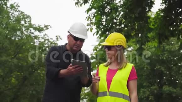 使用移动设备工作的男女土木工程师视频的预览图