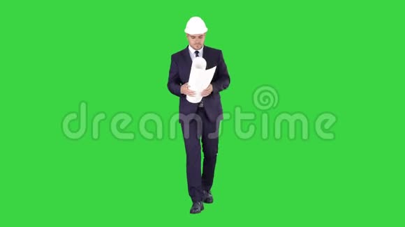职业建筑师正在行走拿着蓝图这个人戴着头盔在绿色屏幕上铬钥匙视频的预览图